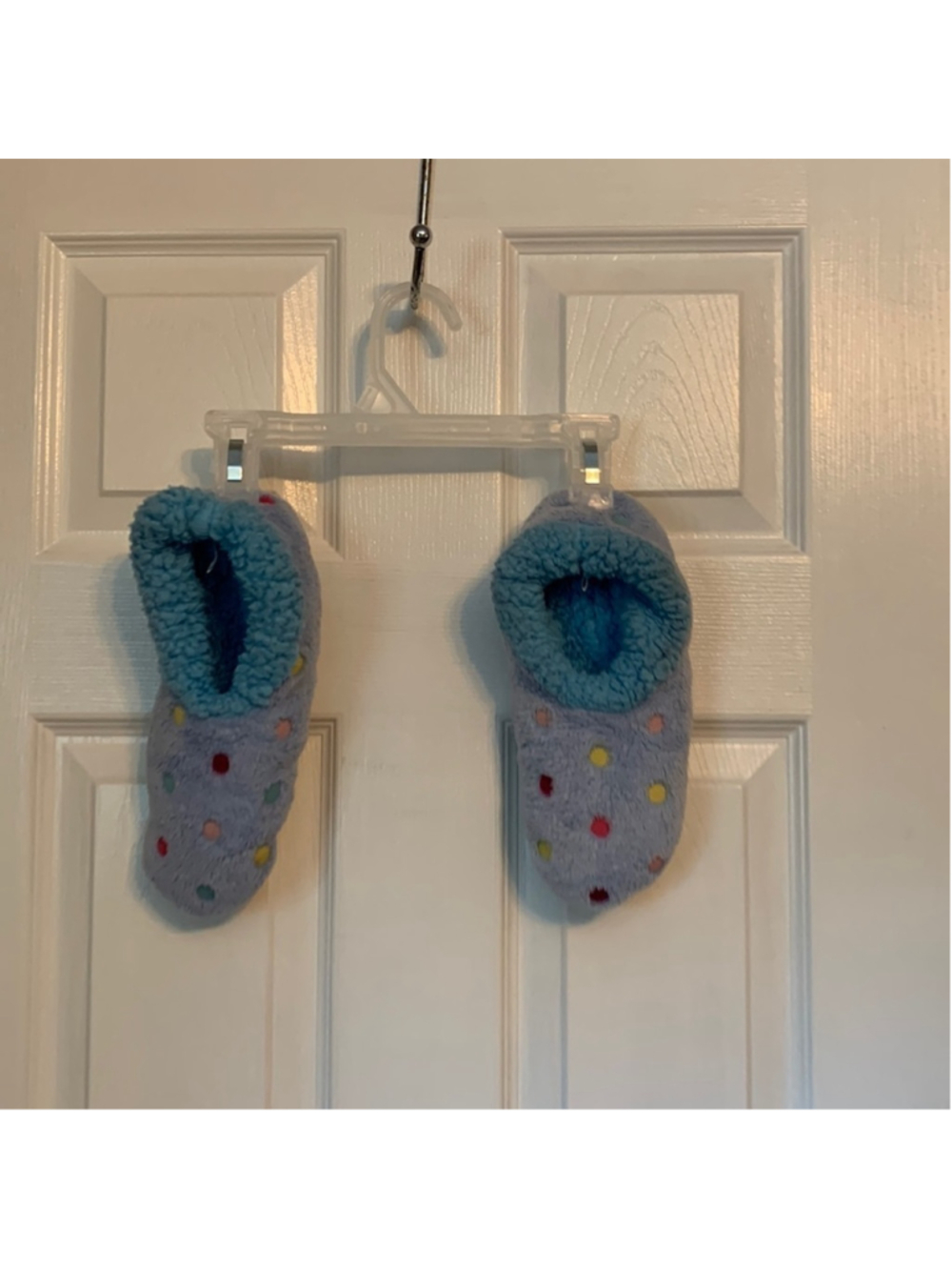 🔒 10 items for $20 - Snoozies slippers size medium